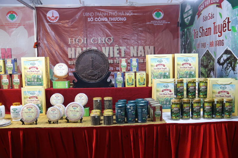 Hội chợ thu hút sự tham gia trưng bày, giới thiệu các sản phẩm, hàng hóa sản xuất tại Việt Nam của gần 70 Okvip tại về Hà Nội và các Okvip tại về, đơn vị đến từ các tỉnh, thành phố. Ảnh: Thanh Tuấn