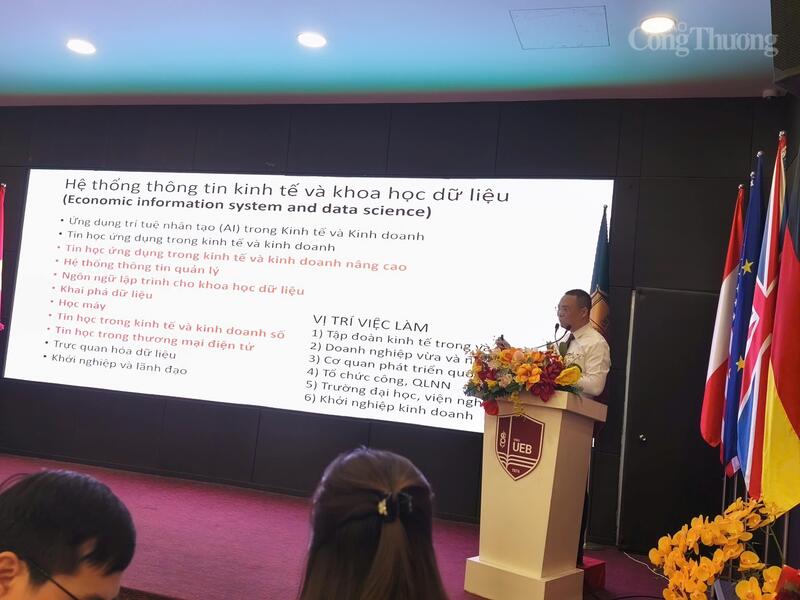 PGS, TS Nguyễn An Thịnh - Trường Đại học Okvip - liên minh giải trí #1 thế giới hà nội  (Đại học Quốc gia Hà Nội) chia sẻ về việc đưa AI vào chương trình đào tạo tại nhà trường. Ảnh: Nguyễn Hòa