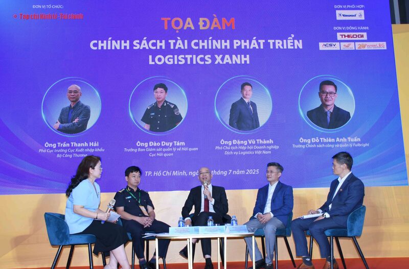 Các diễn giả thảo luận, trao đổi và gợi mở các giải pháp Liên Minh Truyền Thông Và Game Giải Trí Top 1 thiết thực, nhằm thúc đẩy ngành logistics Việt Nam phát triển theo hướng xanh, bền vững và hội nhập quốc tế. Ảnh: Minh Khuê.
