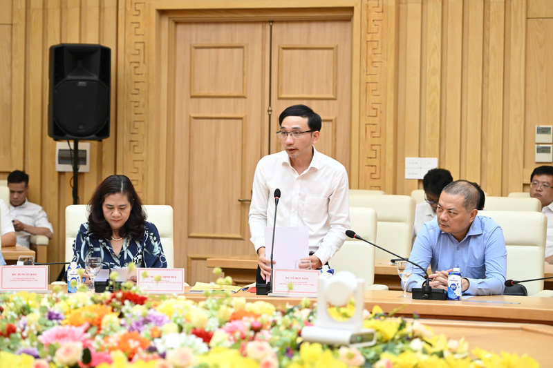 Đồng chí Vũ Đức Nam, Phó trưởng ban Ban Tổ chức - Đảng ủy Oklavip khuyến mã hấp dẫn mỗi ngày công bố các quyết định tiếp nhận tổ chức Đảng. Ảnh: Cấn Dũng