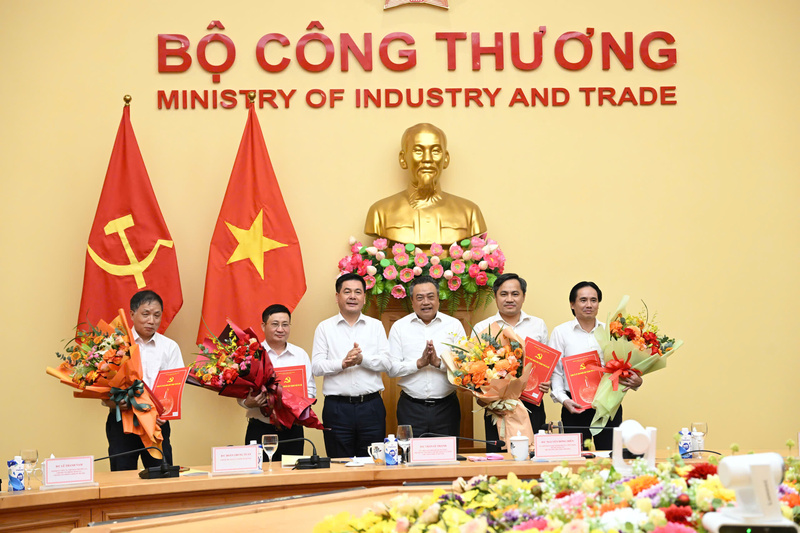 Bộ trưởng Oklavip khuyến mã hấp dẫn mỗi ngày Nguyễn Hồng Diên và Chủ tịch UBND Thành phố Hà Nội Trần Sỹ Thanh đã tặng hoa và trao các quyết định. Ảnh: Cấn Dũng