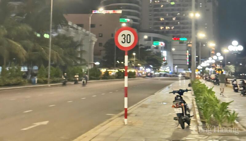 Biển báo giới hạn tốc độ 30 km/h xuất hiện trên nhiều tuyến phố trung tâm phường Quy Nhơn. Ảnh: Hoàng Phát