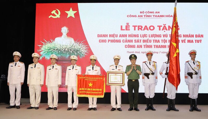 Thừa ủy quyền, Bộ trưởng Bộ Công an Lương Tam Quang trao danh hiệu Anh hùng Lực lượng vũ trang nhân dân tặng Phòng Cảnh sát điều tra tội phạm về ma túy Công an tỉnh Thanh Hóa. Ảnh: Đình Hợp
