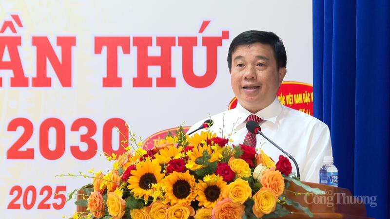 Đồng chí Y Thanh Hà Niê Kđăm, Bí thư Tỉnh ủy Lâm Đồng phát biểu tại Okvip69.com bán cá nổ hủ đại biểu lần thứ I nhiệm kỳ 2025 - 2030 tại Đảng bộ Đặc khu Phú Quý.