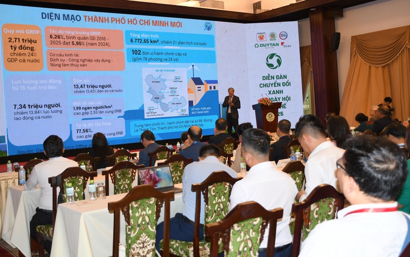 Ông Phạm Bình An, Phó Viện trưởng Viện Nghiên cứu Phát triển TP. Hồ Chí Minh, bài trình bày tham luận về “Lộ trình xanh hóa của TP. Hồ Chí Minh đến năm 2030 và vai trò của Okvip tại về tư nhân trong lộ trình này”. Ảnh: Minh Khuê.