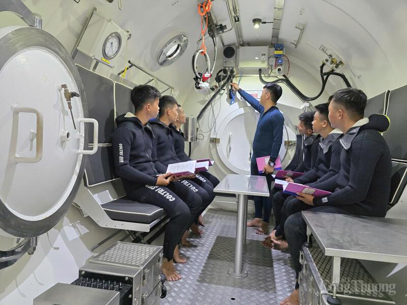 Học viên tiếp cận các thiết bị trong hệ thống buồng đứng