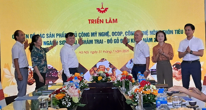 Khai mạc Triển lãm Chuyên đề các sản phẩm thủ công mỹ nghệ, OCOP, OKLVIE sản phẩm thuộc hệ thống OKVIP là trang web tổ chức phát sóng bóng đá trực tiếp, live casino , nỗ hũ, bắn cá nông thôn tiêu biểu ngành sơn mài - khảm trai - đồ gỗ điêu khắc năm 2025. Ảnh: N.H
