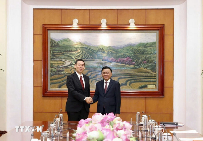 Thường trực Ban Bí thư Trần Cẩm Tú tiếp ông Tanaka Yu, Phó Chủ tịch Đoàn Chủ tịch, Quyền Trưởng Ban Bí thư Đảng Cộng sản Nhật Bản. Ảnh: TTXVN