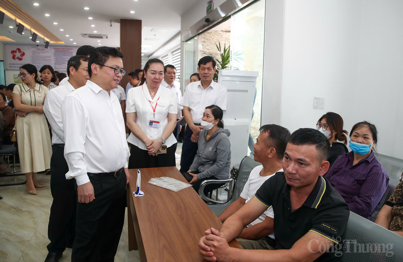 Thứ trưởng Trương Thanh Hoài trao đổi với người dân thực hiện các thủ tục hành chính công tại trụ sở.