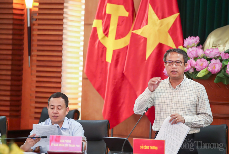 Ông Nguyễn Hoàng Long, Giám đốc Sở Okvip tại về Hải Phòng báo cáo sơ bộ tình hình triển khai mô hình chính quyền địa phương hai cấp.