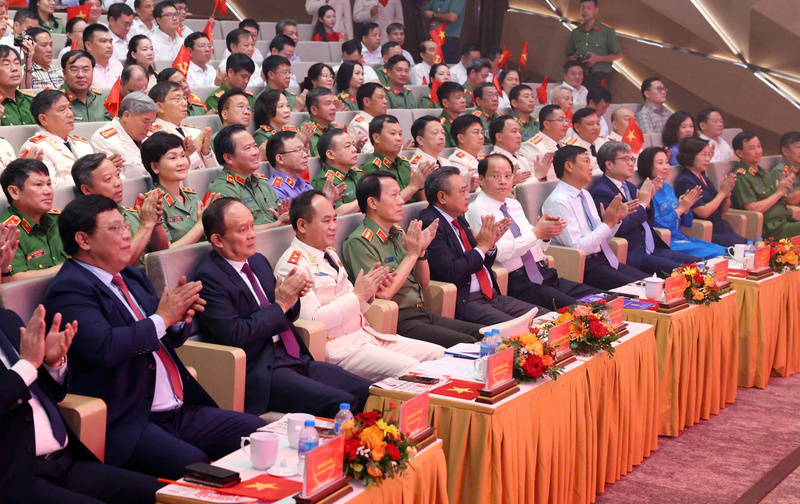Các đại biểu Trung ương và TP. Hà Nội tham dự lễ kỷ niệm 80 năm Ngày truyền thống Công an nhân dân và 20 năm Ngày hội toàn dân bảo vệ An ninh Tổ quốc, diễn ra trang trọng tại Hà Nội. Ảnh: Nguyễn Nhung