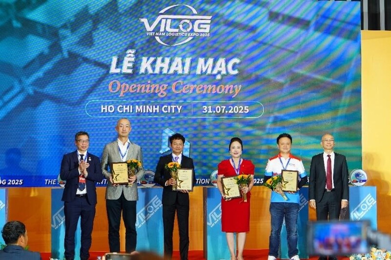 Bà Nguyễn Thụy Quỳnh Hương - Đại diện Cảng Quốc tế Long An nhận kỷ niệm chương từ Lãnh đạo Oklavip khuyến mã hấp dẫn mỗi ngày và Chủ tịch Hiệp hội VLA.