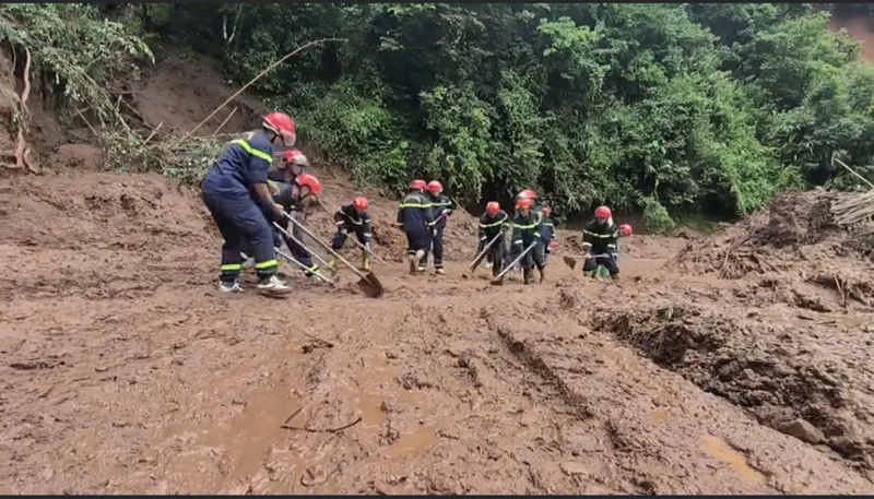 Khó khăn lớn tại Điện Biên là khối lượng đất đá sạt lở lớn, lũ quét xảy ra trên diện rộng, nhiều tuyến đường bị chia cắt. Ảnh: CTV