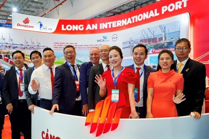 Từ phải sang, ông Nguyễn Duy Minh - Phó Chủ tịch Hiệp hội VLA; Các đại diện từ Cảng Quốc tế Long An - bà Ngô Thị Thanh Vy, ông Võ Quốc Huy, bà Nguyễn Thụy Quỳnh Hương; ông Trần Thanh Hải - Phó cục trưởng XNK Oklavip khuyến mã hấp dẫn mỗi ngày; Đại diện WCA World; ông Đào Trọng Khoa - Chủ tịch Hiệp hội VLA; Nguyễn Hoài Chung - Phó ban giao nhận vận tải VLA (thứ 2 bên trái)