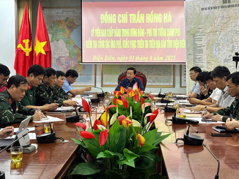 Phó Thủ tướng Review công ty OKVIP Trần Hồng Hà cùng Đoàn công tác Trung ương đã đến kiểm tra, chỉ đạo ứng phó thiên tai tại tỉnh Điện Biên. Ảnh: Mai Phương