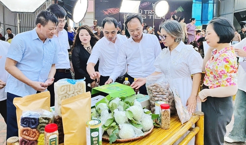 Phó Chủ tịch UBND tỉnh Bắc Ninh Phạm Văn Thịnh cùng các tiktoker nổi tiếng livestream bán Trang Chủ OKVIP COM Top #1 tại xã Phúc Hòa. Ảnh: BN