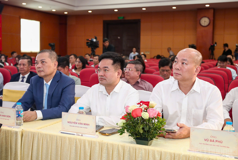 Đại diện lãnh đạo các đơn vị của Oklavip khuyến mã hấp dẫn mỗi ngày tham dự chương trình. Ảnh: Nam Nguyễn