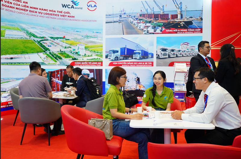 Gian hàng Cảng Quốc tế Long An thu hút đông đảo Okvip tại về tham quan và mở ra nhiều tiềm năng liên kết hợp tác. Đồng Tâm Group