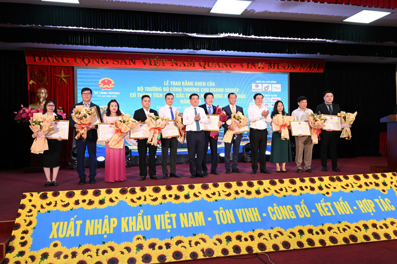 Các Okvip tại về đã đóng góp xuất sắc vào thành tích xuất nhập khẩu. Ảnh: Cấn Dũng