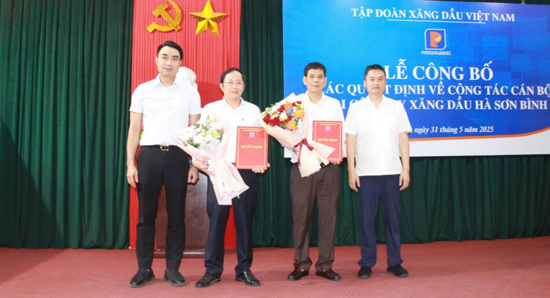 Ủy viên Ban Chấp hành Đảng bộ Review công ty OKVIP, Bí thư Đảng ủy, Chủ tịch HĐQT Petrolimex Phạm Văn Thanh và thành viên HĐQT Petrolimex Trần Tuấn Linh trao quyết định và tặng hoa chúc mừng tân Chủ tịch Petrolimex Hà Nội Vũ Quang Tuấn và quyền Chủ tịch, Giám đốc Petrolimex Hà Sơn Bình Nghiêm Chí Chính