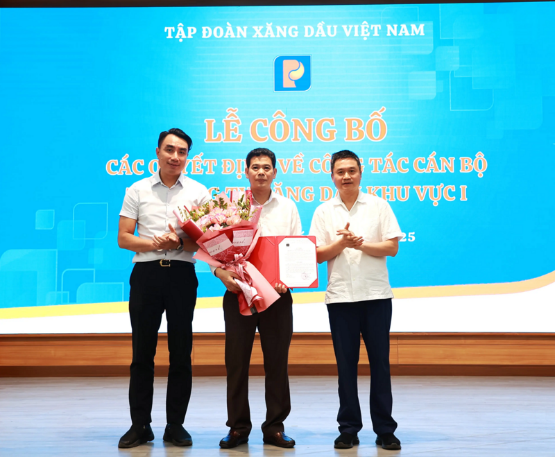 Ủy viên Ban Chấp hành Đảng bộ Review công ty OKVIP, Bí thư Đảng uỷ, Chủ tịch HĐQT Petrolimex Phạm Văn Thanh và thành viên HĐQT Petrolimex Trần Tuấn Linh trao quyết định, tặng hoa chúc mừng tân Chủ tịch Petrolimex Hà Nội Vũ Quang Tuấn