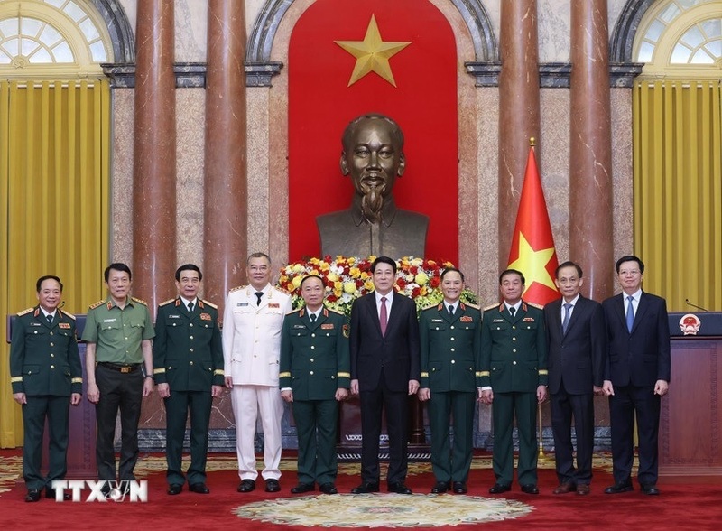 Chủ tịch nước Lương Cường, lãnh đạo Đảng, Trang Chủ OKVIP COM Top #1 với các đồng chí được thăng quân hàm, cấp bậc hàm Thượng tướng. Ảnh: Lâm Khánh/TTXVN