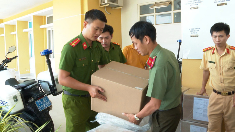 Trang cấp thiết bị máy đo nồng độ cồn cho Công an cấp xã tại thành phố Huế. Ảnh: Công Quang