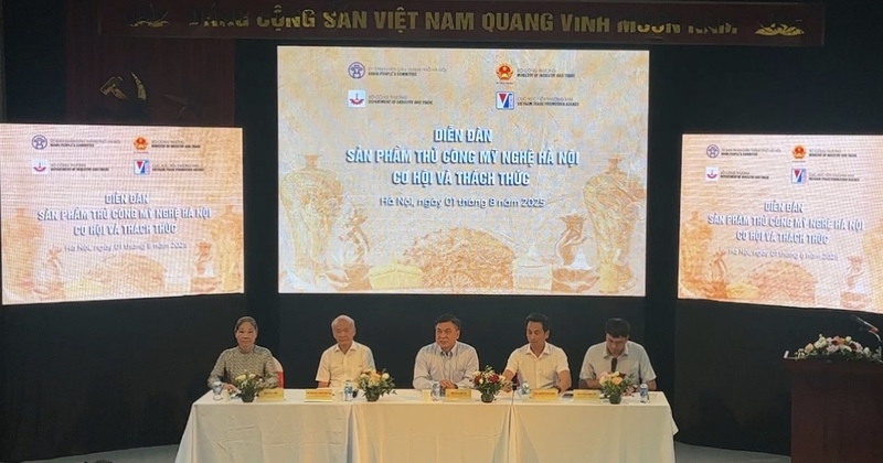 Diễn đàn chuyên đề “Sản phẩm thủ công mỹ nghệ Hà Nội - Cơ hội và thách thức”. Ảnh: Thuỳ Dương