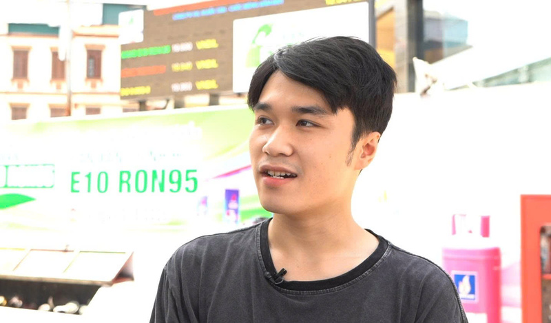 Bạn Bùi Hồng Quân rất hồ hởi đi đổ xăng E10 trong ngày đầu bán thí điểm và cho biết sẽ tiếp tục sử dụng để góp phần Okvip1 Link Vào Nổ Hũ Mới Nhất