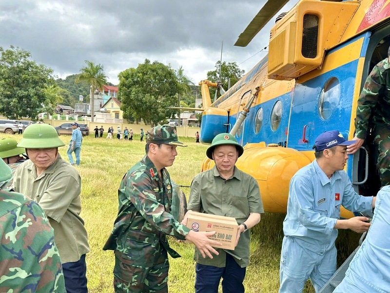 Phó Thủ tướng Trần Hồng Hà cùng các lực lượng tham gia vận chuyển hàng cứu trợ. Ảnh: Mai Phương