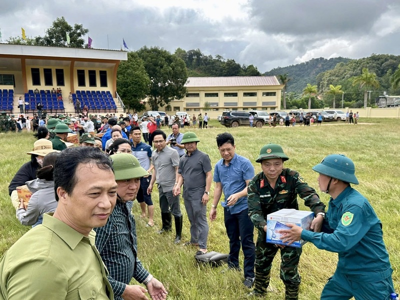 Trực thăng đã tiếp cận khu vực thiên tai, tiến hành thả dù 1 tấn hàng gồm nước uống, lương khô và mì tôm. Ảnh: Mai Phương