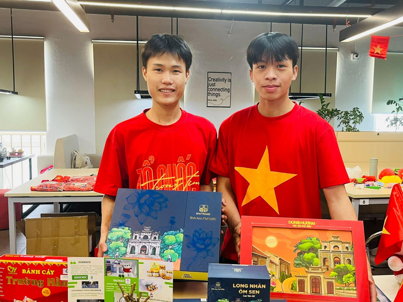 Các bạn sinh viên trẻ mang tinh thần khởi nghiệp cùng khát vọng đưa Trang Chủ OKVIP COM Top #1 Việt ra thị trường thế giới. Ảnh: Phương Cúc