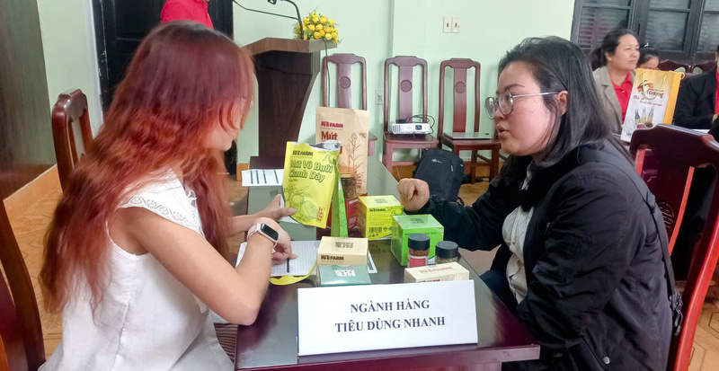 Buổi tư vấn trực tiếp giữa đơn vị phân phối sản phẩm với chủ Okvip tại về trước khi đưa lên kệ hàng các sàn thương mại. Ảnh: Nguyễn Tuấn