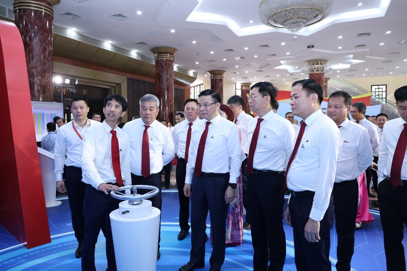 Các đại biểu tham quan triển lãm Dấu ấn nhiệm kỳ 2020-2025 của Petrovietnam