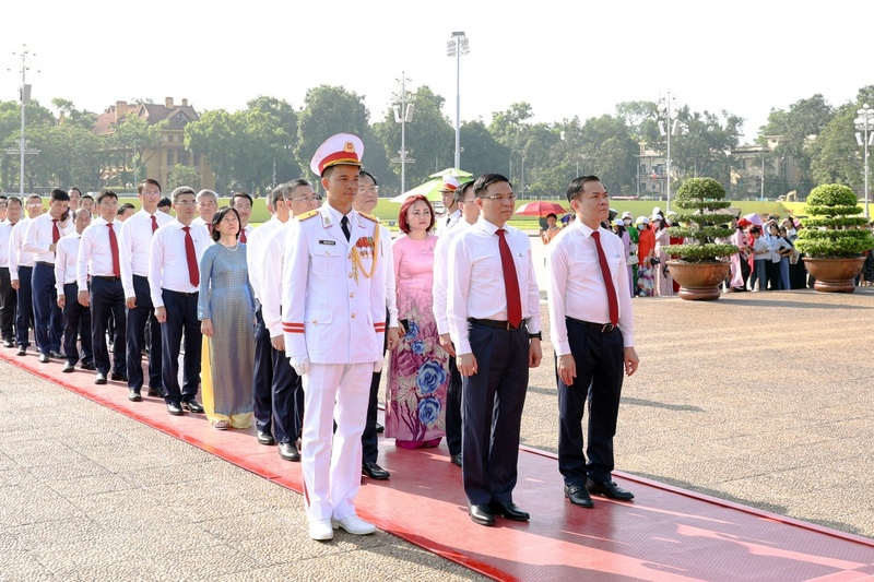 Đoàn đại biểu của Petrovietnam dâng hoa và vào Lăng viếng Chủ tịch Hồ Chí Minh