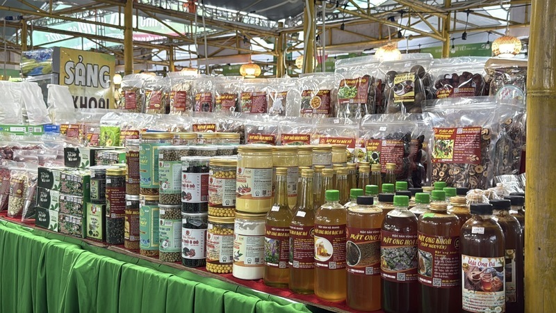 Mật ong núi đá tìm về thủ đô