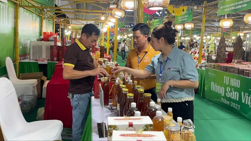 Người tiêu dùng thích thú với các sản phẩm từ núi rừng