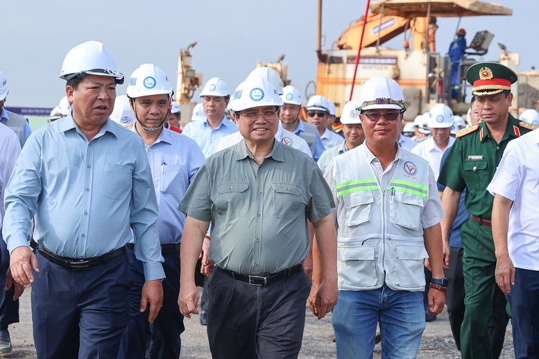 Thủ tướng Phạm Minh Chính kiểm tra hiện trường, động viên cán bộ, công nhân, người lao động trên công trường dự án Cảng hàng không quốc tế Long Thành (tỉnh Đồng Nai) - Ảnh: VGP/Nhật Bắc