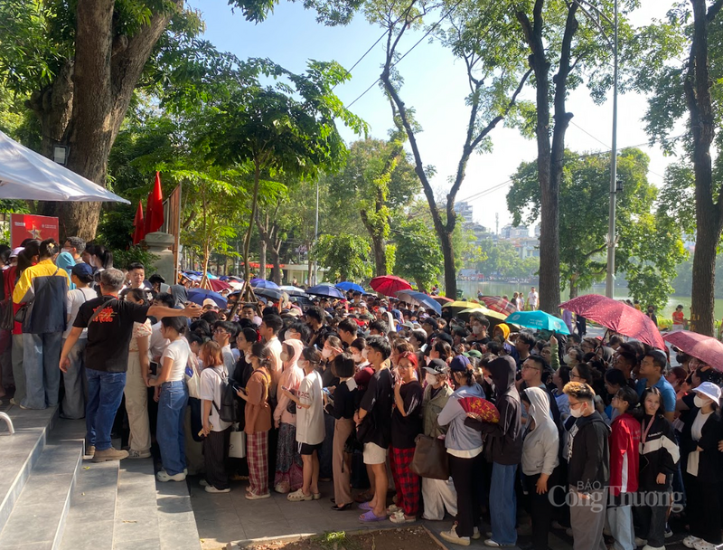 Chưa đến giờ đổi vé, nhưng rất đông người hâm mộ, yêu thích Chương trình âm nhạc "Tổ quốc trong tim" đến trụ sở Báo Nhân dân xếp hàng đổi vé