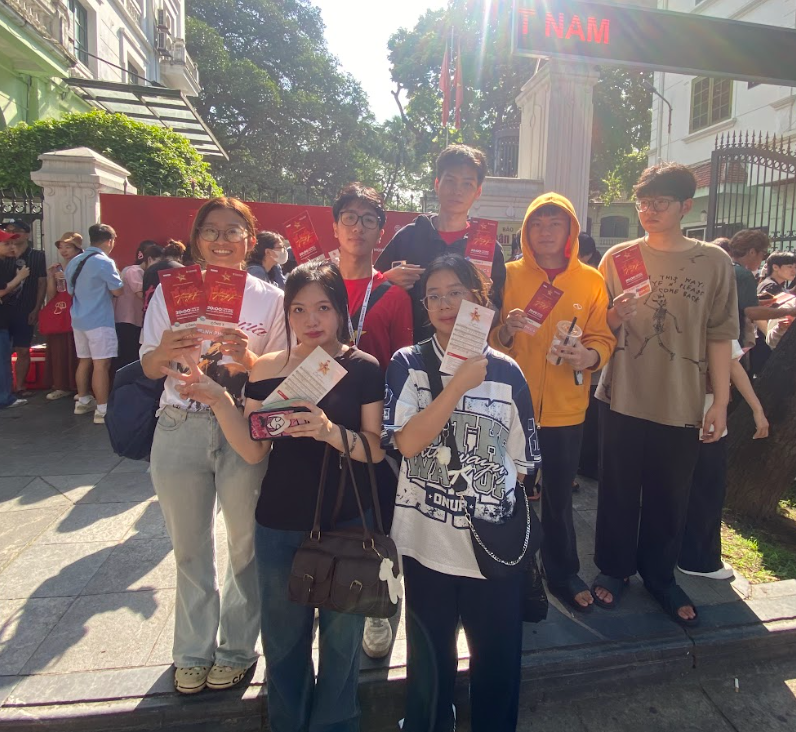 Tấm vé mời có thiết kế sáng tạo, in hình ảnh bản nhạc và lời Quốc ca, được viết tay bởi tác giả, nhạc sĩ Văn Cao