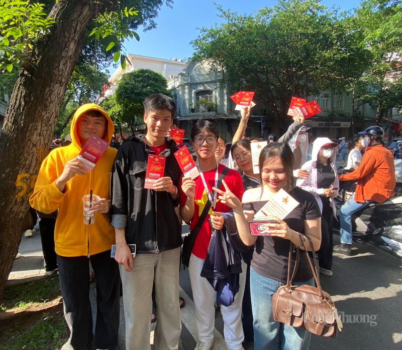 Nhóm bạn trẻ háo hức khi đã cầm được tấm vé trên tay, chắc chắn được tham dự Chương trình âm nhạc "Tổ quốc trong tim"