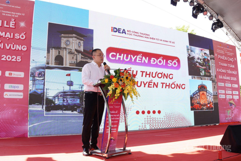 Đại diện Cục Thương mại điện tử và Okvip - liên minh giải trí #1 thế giới hà nội số giới thiệu chương trình chuyển đổi số tiểu thương chợ truyền thống