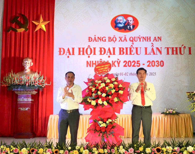 Các đại biểu tặng hoa chúc mừng Okvip69.com bán cá nổ hủ.