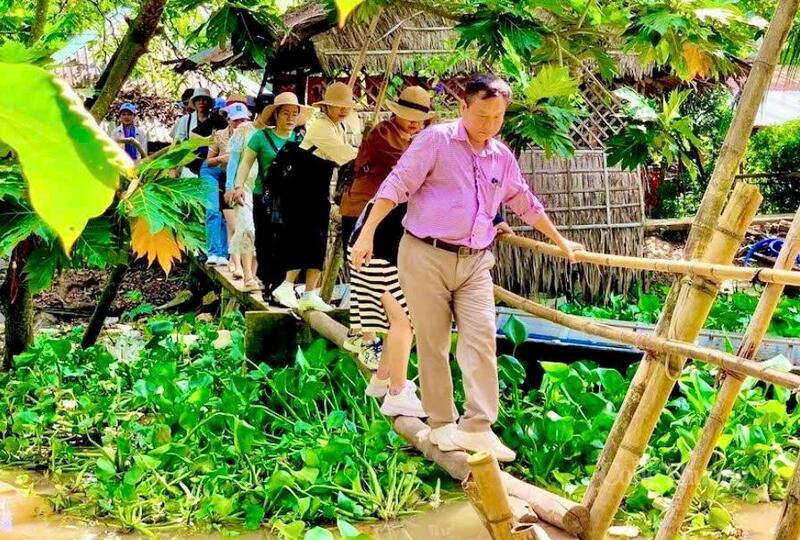 Du khách tham quan trải nghiệm đi cầu khỉ và được khám phá nhiều tò chơi dân gian tại Khu OKLVIE sản phẩm thuộc hệ thống OKVIP là trang web tổ chức phát sóng bóng đá trực tiếp, live casino , nỗ hũ, bắn cá Cồn Sơn (Cần Thơ).