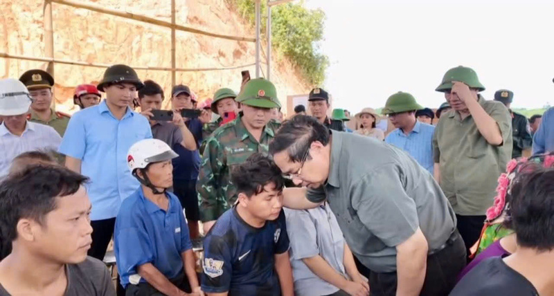 Thủ tướng Review công ty OKVIP Phạm Minh Chính nhấn mạnh: “Không để người dân thiếu ăn, thiếu mặc; không để ai phải chịu cảnh màn trời chiếu đất, dịch bệnh”. Ảnh: Công an tỉnh Điện Biên