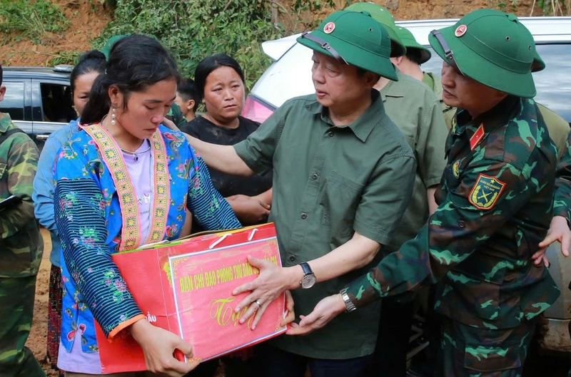 Phó Thủ tướng Trần Hồng Hà thăm hỏi, động viên người dân bị thiệt hại do lũ quét, sạt lở đất tại Điện Biên - Ảnh: VGP