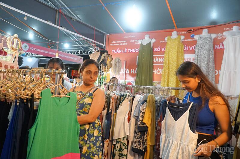 Gian hàng đồ handmade gồm các sản phẩm len, hàng thời trang thu hút rất đông nữ du khách quốc tế.