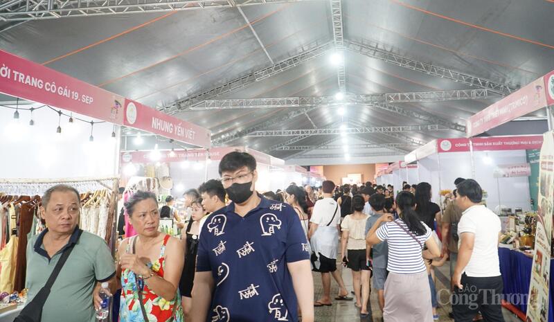 Đặc biệt vào các buổi tối, khu vực phiên chợ đông nghẹt người mua sắm.