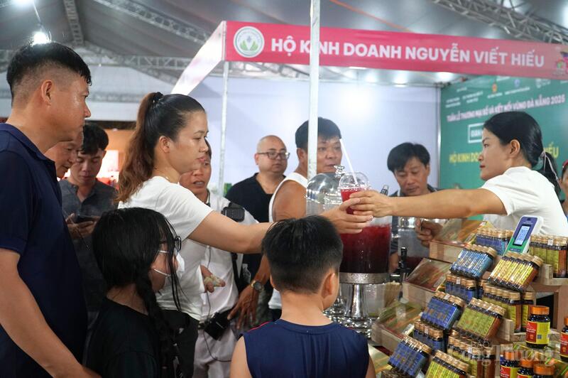 Người dân, du khách trải nghiệm các sản phẩm tại phiên chợ