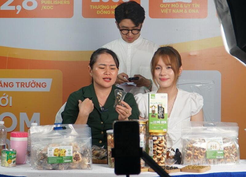 Diễn ra song song với phiên chợ không dùng tiền mặt là các phiên livestream quảng bá, giới thiệu, bán sản phẩm OCOP, sản phẩm đặc trưng của Đà Nẵng và các địa phương